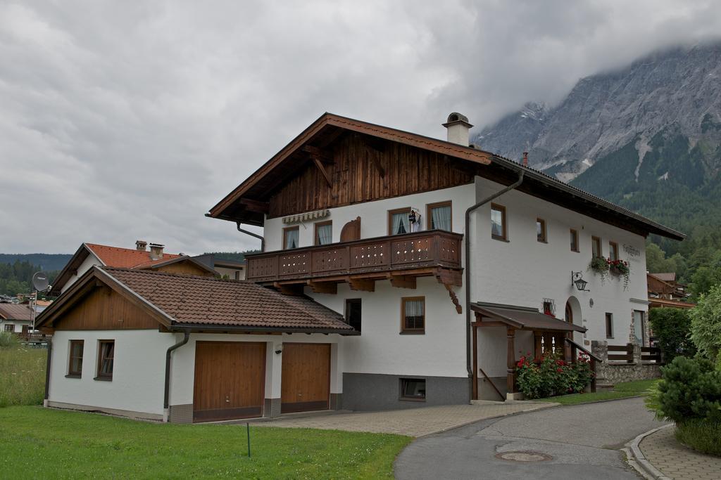 Holzschnitzers Appartements Ehrwald Exterior photo